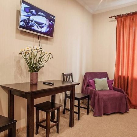 Central Cozy Apartment With Parking! Lviv Eksteriør billede