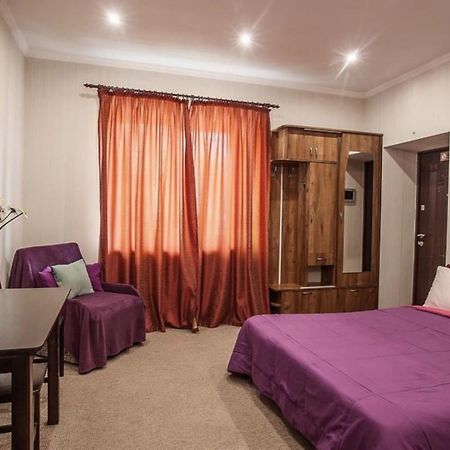 Central Cozy Apartment With Parking! Lviv Eksteriør billede