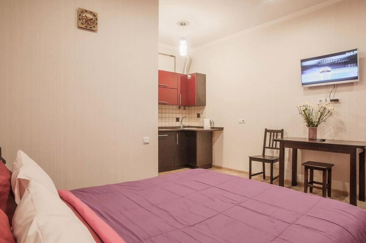 Central Cozy Apartment With Parking! Lviv Eksteriør billede