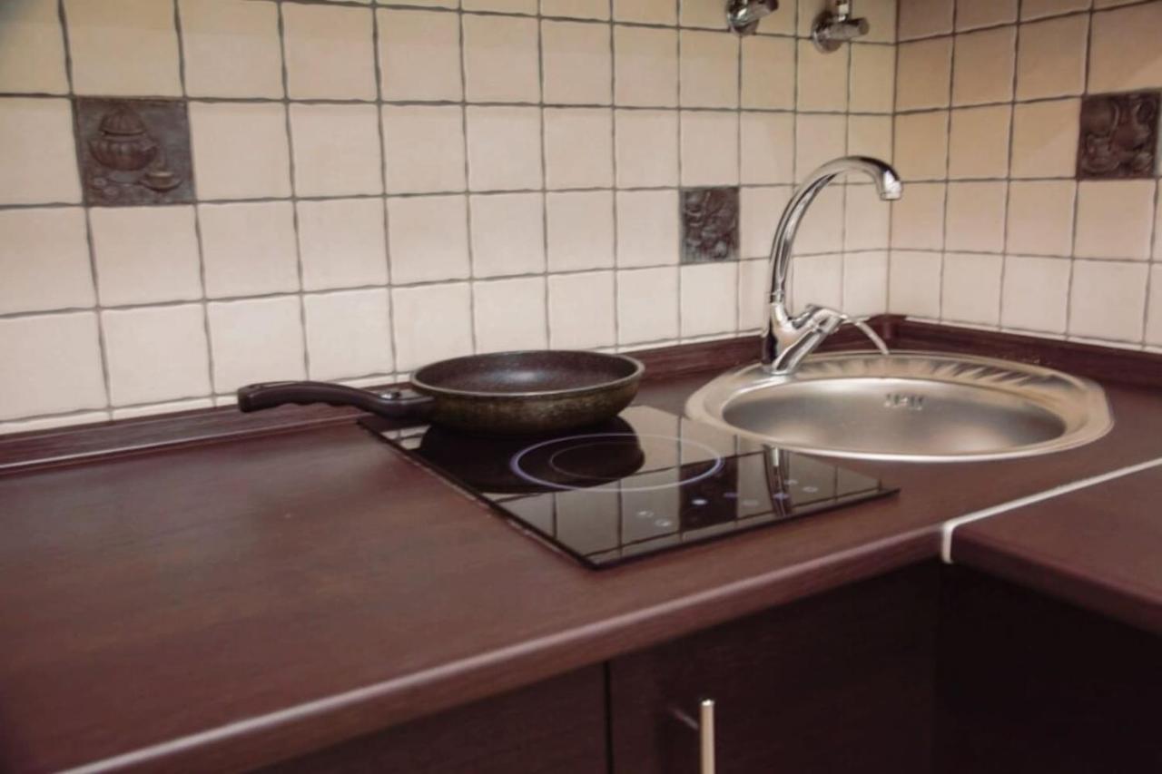 Central Cozy Apartment With Parking! Lviv Eksteriør billede