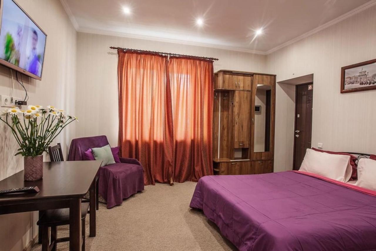 Central Cozy Apartment With Parking! Lviv Eksteriør billede