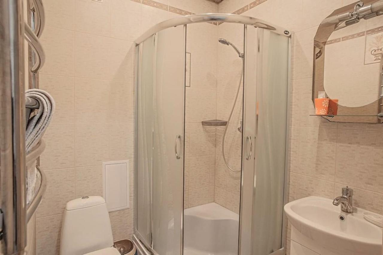 Central Cozy Apartment With Parking! Lviv Eksteriør billede